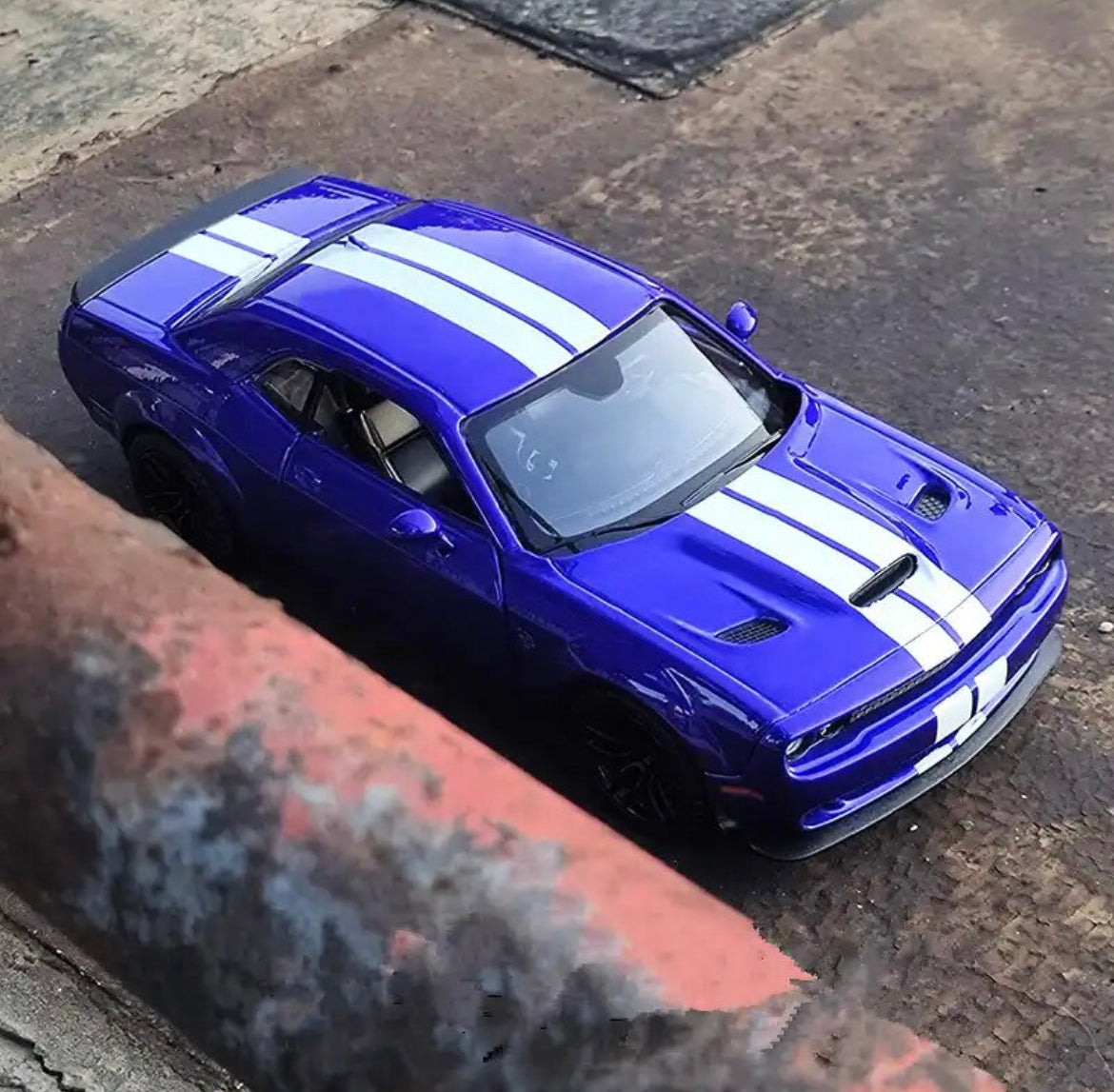 Miniature Dodge Challenger 1:24 - Povcars