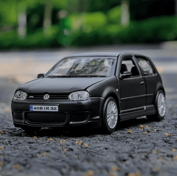 Miniature Volkswagen Golf R32 1:24 - Povcars